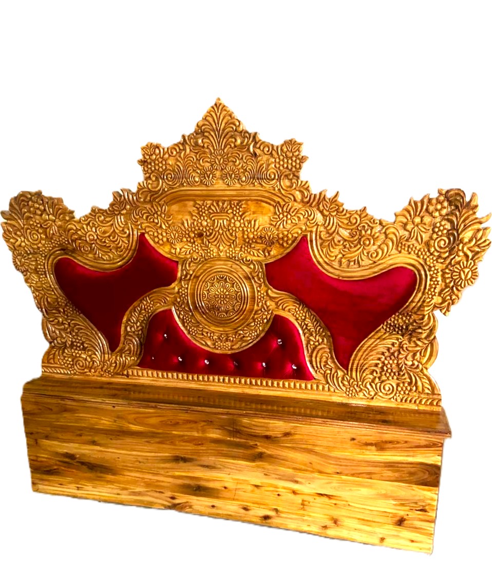 রাজকীয় ডিজাইনের খাটটি সেগুন কাঠের তৈরি